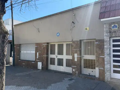 Casa dos dormitorios con amplio patio y terraza