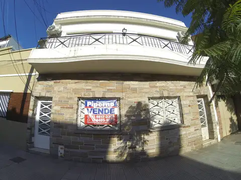REGIA CASA UBICACIÓN A 100 METROS DEL SUBTE 3 AMBIENTES AL FRENTE CON PATIO MUY BUENO