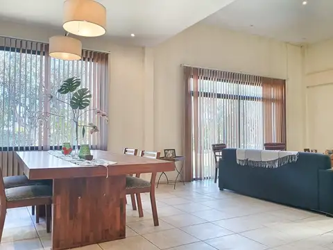 Casa en Venta con 4 cocheras