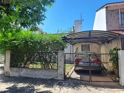 RAMOS MEJIA TERRENO CON PROPIEDAD A DEMOLER O REFACCIONAR