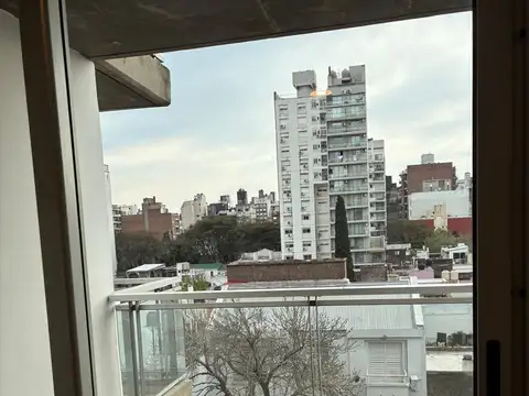 HERMOSO DEPARTAMENTO DE 1 DORMITORIO AL FRENTE DOS BALCONES. FACULTADES