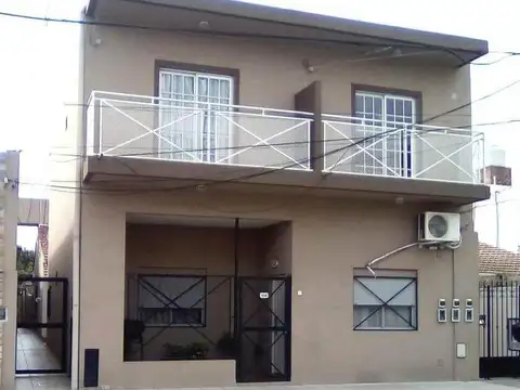 Alquiler PH 2 ambientes con patio Morón.