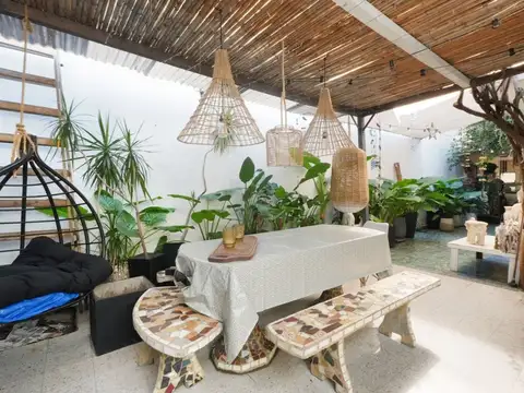 VENTA CASA 5 AMBIENTES BOEDO CON PATIO Y COCHERA