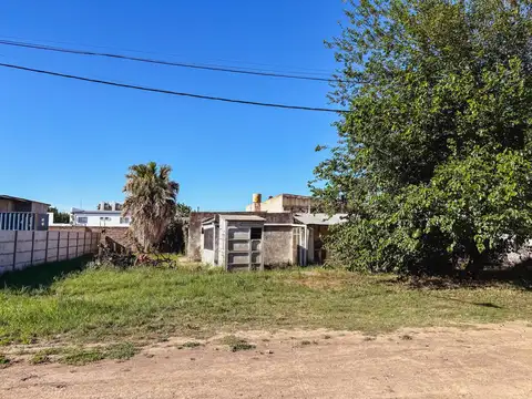 Casa con Local en Barrio Pizzurno en esquina ideal para proyecto