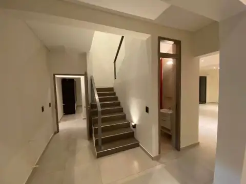 Casa en Alquiler con 3 cocheras