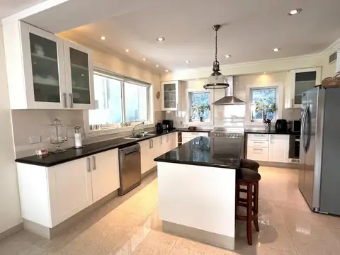 Casa 4 ambientes con 3 baños