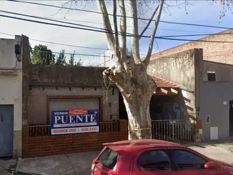 CASA A RECICLAR TOTALMENTE CON ENTRADA DE AUTO Y FONDO CON JARDÍN