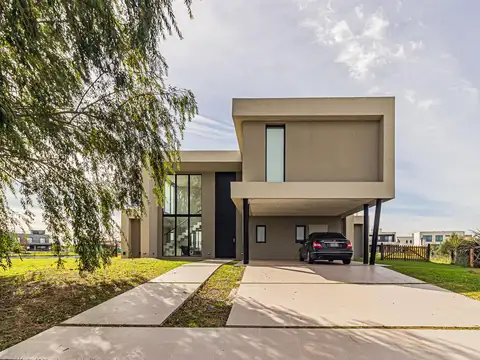 Casa en Venta con 4 cocheras