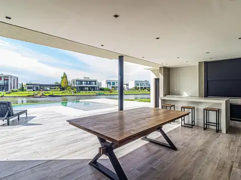Casa en venta en San Lucas de 4 ambientes con dependencia y salida a la laguna