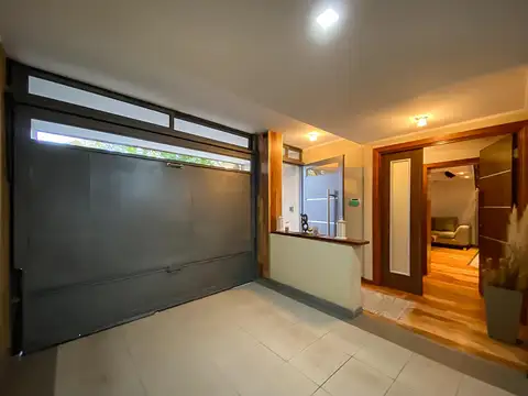Casa en Venta con 3 cocheras