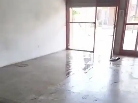 LOCAL COMERCIAL CON DOS PERCIANAS Y MARQUESINA
