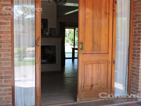 Casa 8 ambientes con 5 baños
