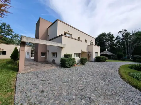 Casa 5 ambientes con 4 baños