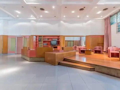 Oficinas, local, salones, cochera para 10 autos.