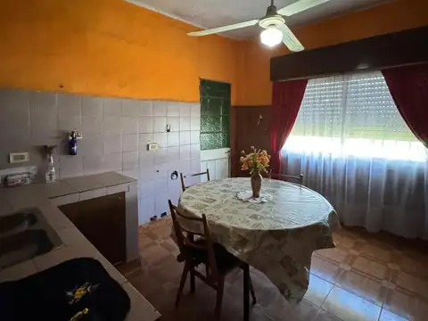 Casa 4 ambientes con 2 baños