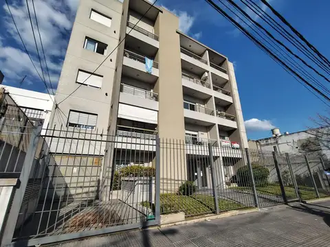 Departamento dos ambientes en primer piso - Castelar Sur