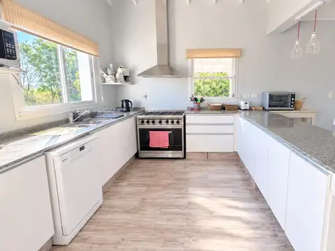Casa 7 ambientes con 3 baños