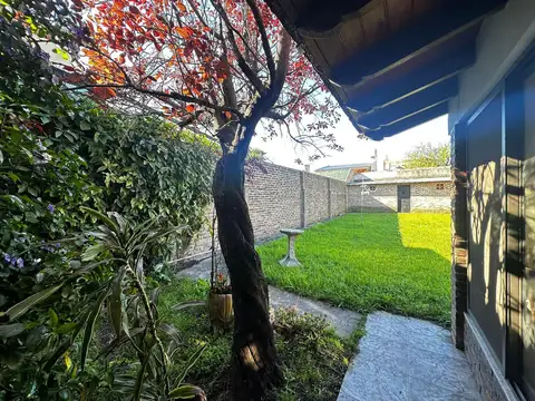 VENTA CASA 3 AMBIENTES GARAGE QUINCHO PATIO JARDÍN LANÚS OESTE LANUS