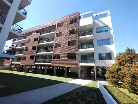 Amplio departamento en venta en Tigre, 2 dormitorios, balcón con parrilla, cochera