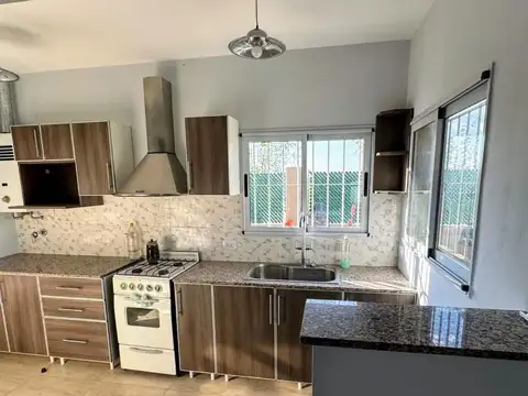 Casa 5 ambientes con 2 baños