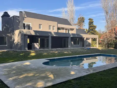 Casa 5 ambientes con 5 baños