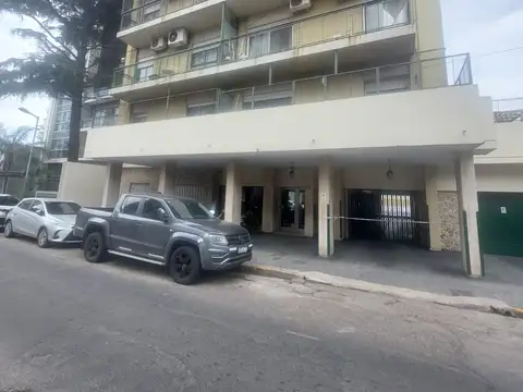 TRES AMBIENTES CON ESPACIO GUARDACOCHES  A METROS DE ESTACIÓN BERNAL.