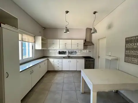 Casa en Alquiler con 2 cocheras