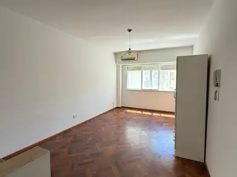 Uriburu al 100 (a 1 cuadra  de Av Rivadavia)
