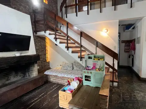 Casa 4 ambientes con 2 baños
