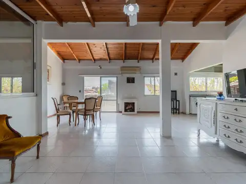 Venta PH cuatro ambientes con balcón y altillo en Villa Dominico