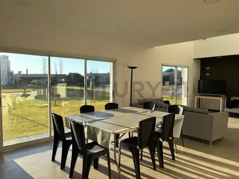 Casa 6 ambientes con 2 baños
