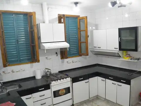 Casa 4 ambientes con 2 baños