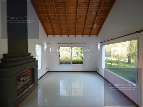 Casa en Alquiler con 3 cocheras
