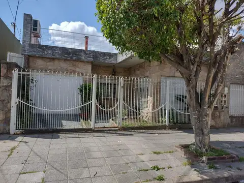 CASA 3 AMBIENTES CON COCHERA