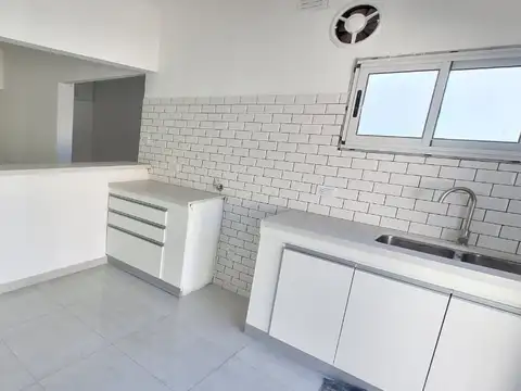 CASA DE 3 AMBIENTES C/ DEP, QUINCHO, GARAGE Y PATIO RECICLADA, PARQUE LURO