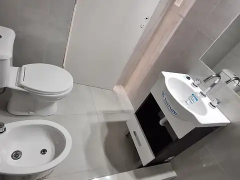 CASA DE 3 AMBIENTES C/ DEP, QUINCHO, GARAGE Y PATIO RECICLADA, PARQUE LURO