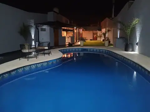 Casa en Venta con 2 cocheras