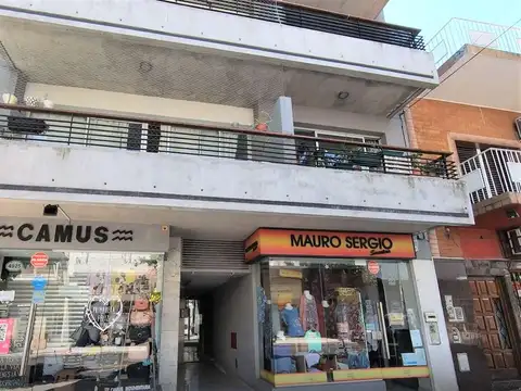 Monoambiente en floresta de 39.60m con balcon al frente. Gas. Lugar para lavarr y heladera.