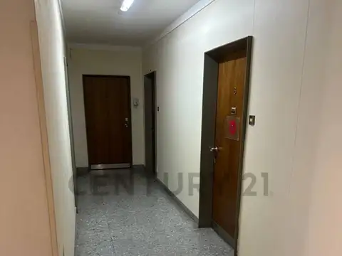 Oficina de 2 ambientes con balcón terraza en excelente ubicación