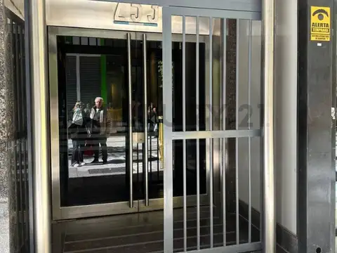 Oficina de 2 ambientes con balcón terraza en excelente ubicación