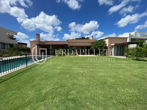 Casa a la venta sobre cancha de golf en La Diligencia- Pilará- Pilar