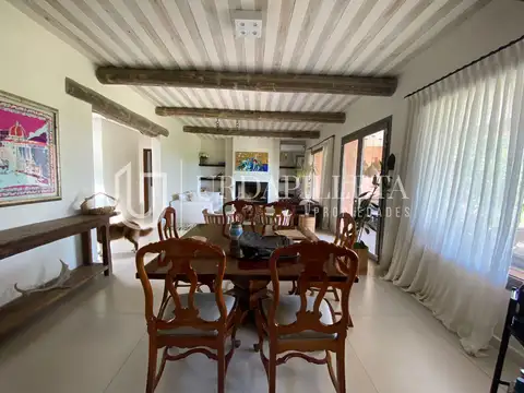 Casa en Venta con 2 cocheras