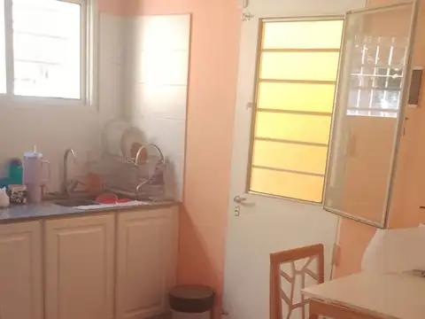 Casa  Amplia  con garaje,  en venta en Avellaneda. Villa Dominico