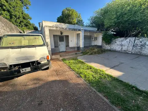 MORON SUR - CASA DE 3 AMBIENTES