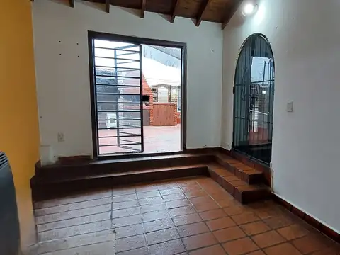 PH 3 amb. con Cochera cubierta. Escritorio. Patio. Primer piso x Escalera.