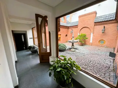 *EXCELENTE CHALET 6 AMB. SOBRE LOTE DE 825 M2, CON UNA SUPERFICIE CUBIERTA DE 490 M2