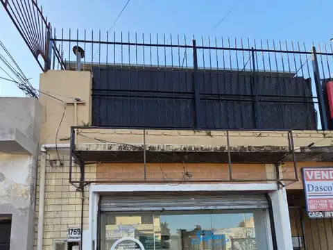 MUY BUEN LOCAL C/PRIVADO Y BAÑO S/AVENIDA!