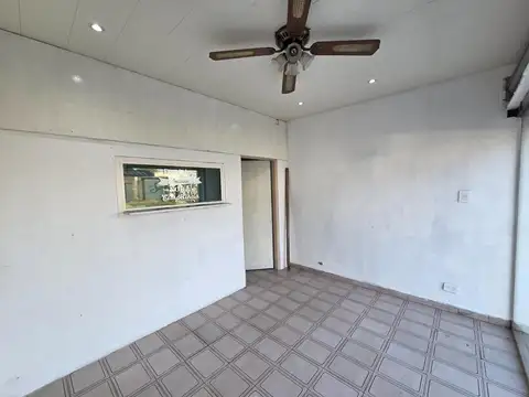MUY BUEN LOCAL C/PRIVADO Y BAÑO S/AVENIDA!