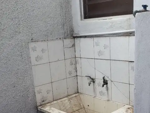 MUY BUEN LOCAL C/PRIVADO Y BAÑO S/AVENIDA!