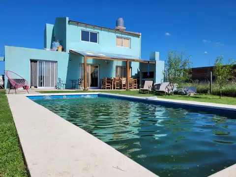 CASA 4 AMBIENTES EN VENTA CON PILETA